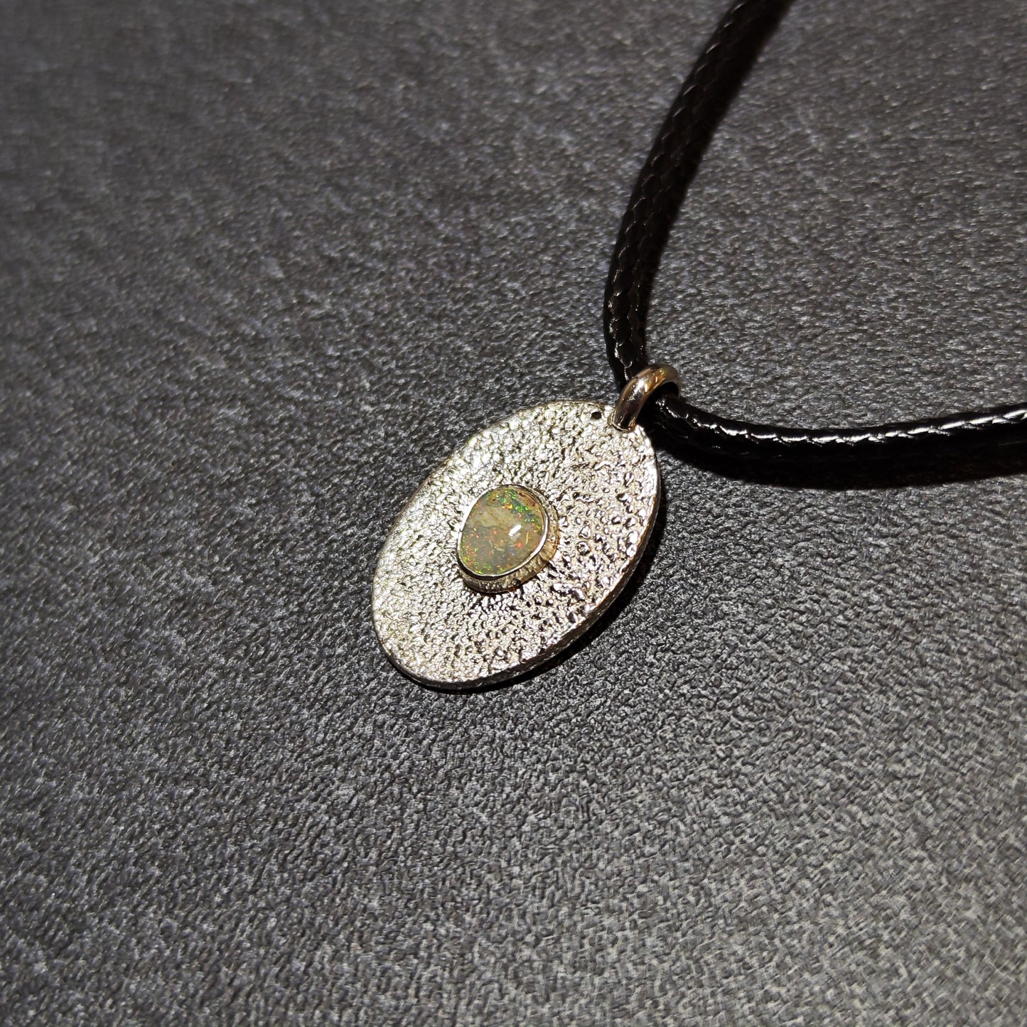 Médaille texturé sertie d'une opale