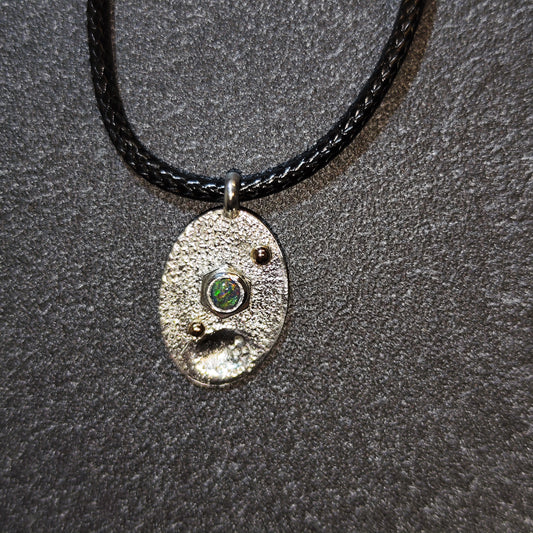 Médaille texturé argent / or sertie d'une opale