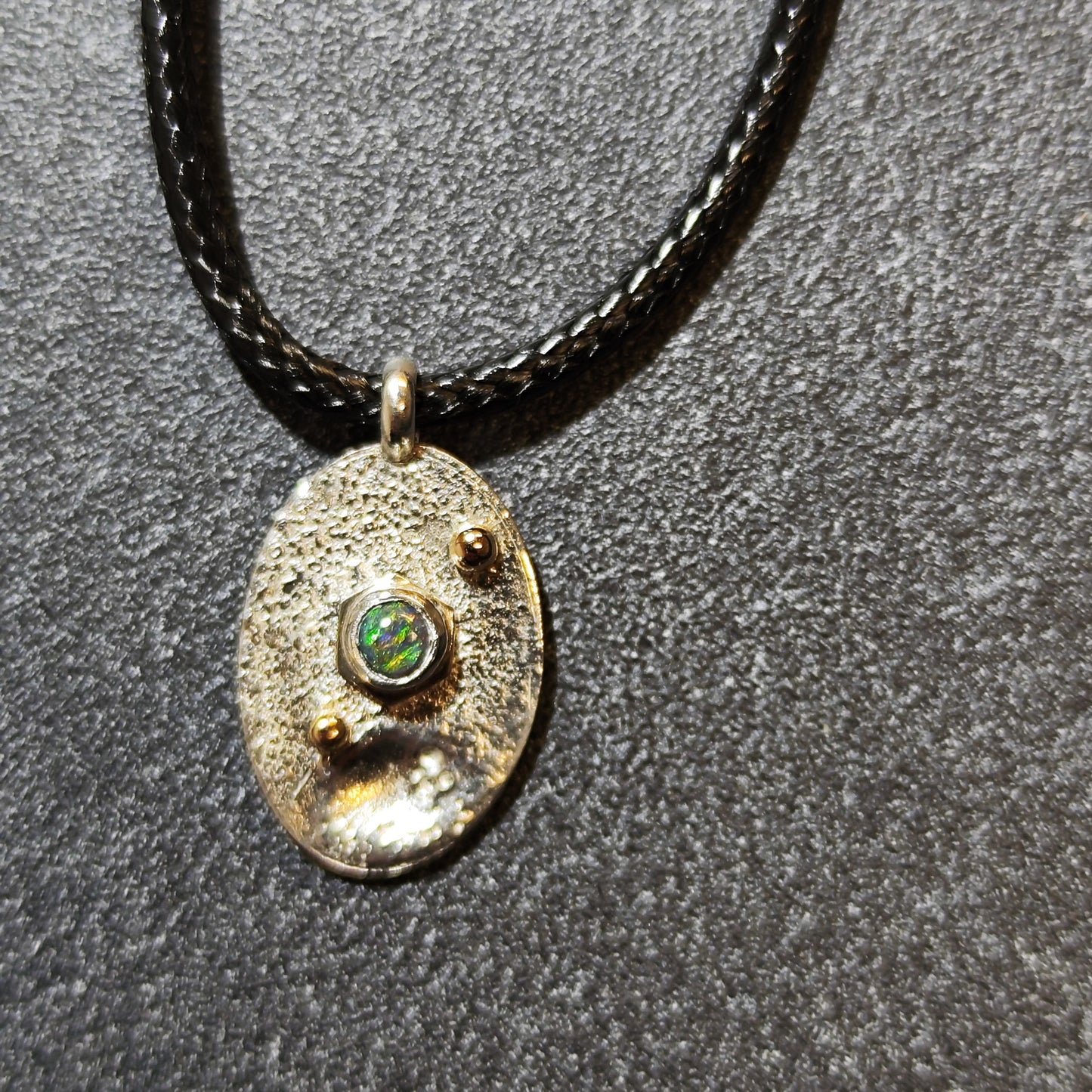 Médaille texturé argent / or sertie d'une opale