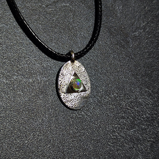 Médaille texturé sertie d'une opale