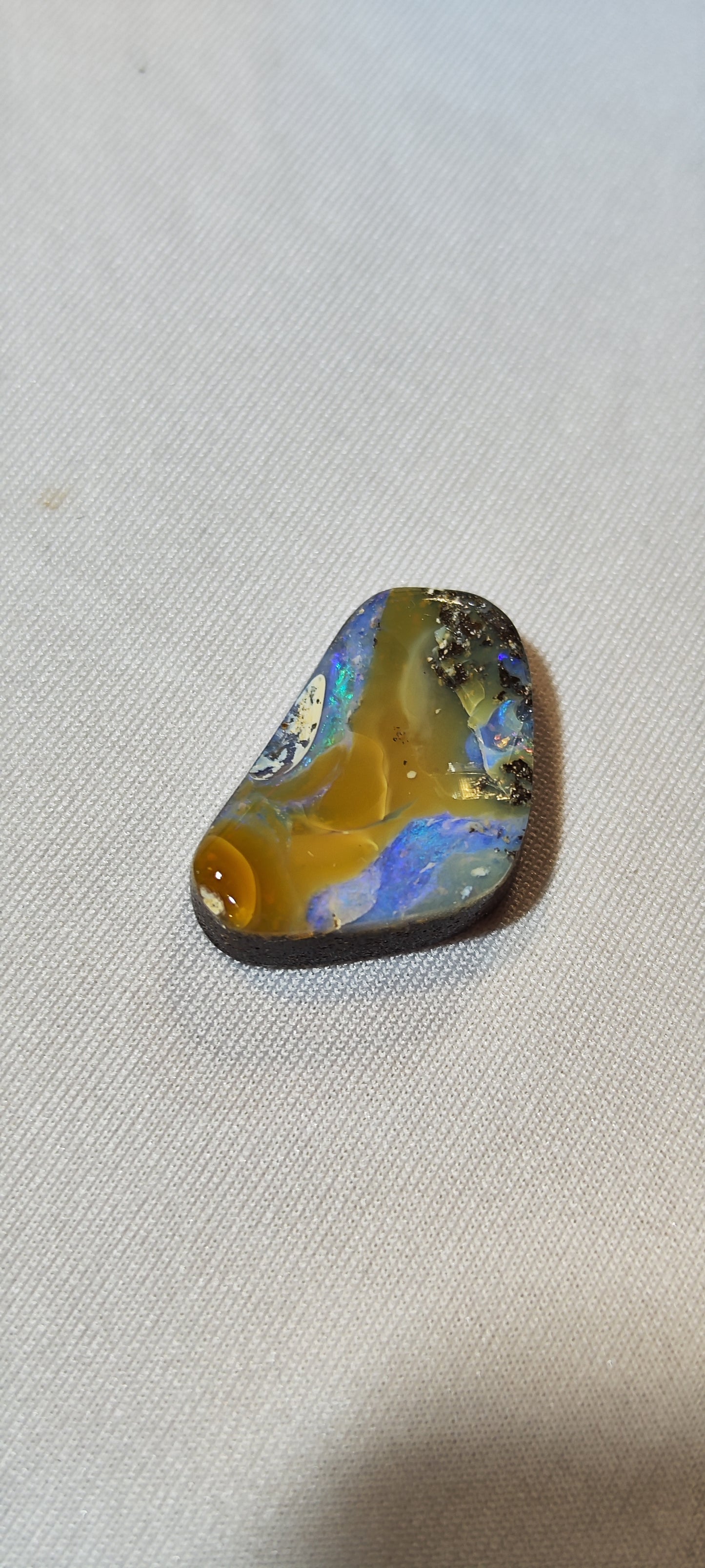 Opale boulder specimen