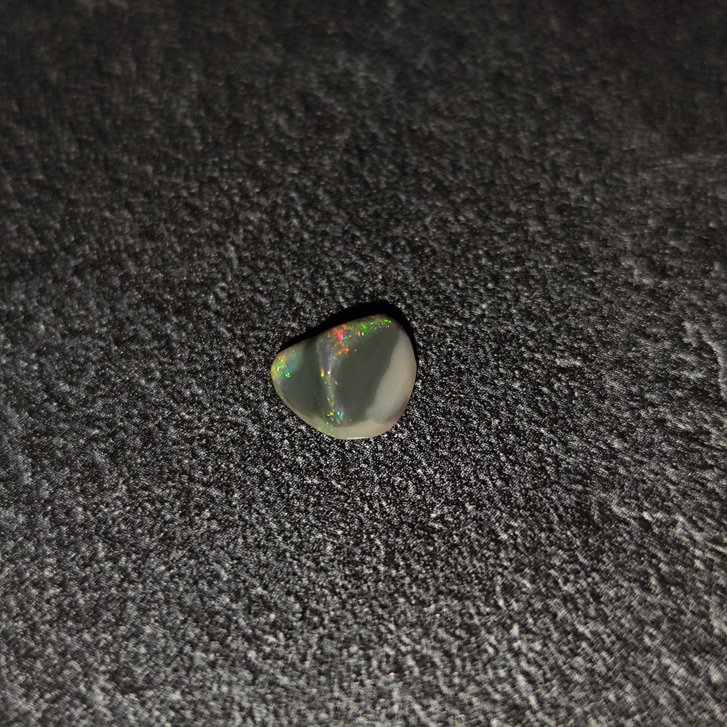 Opale semi-noire Australienne 2,35ct