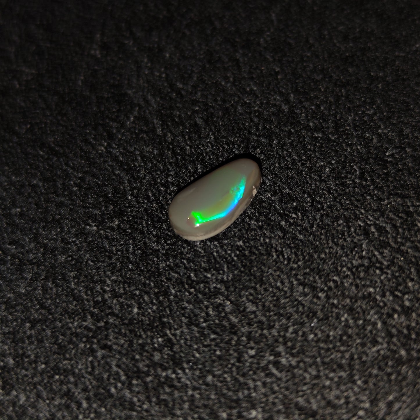 Opale semi-noire Australienne 1,75ct (lettre V)