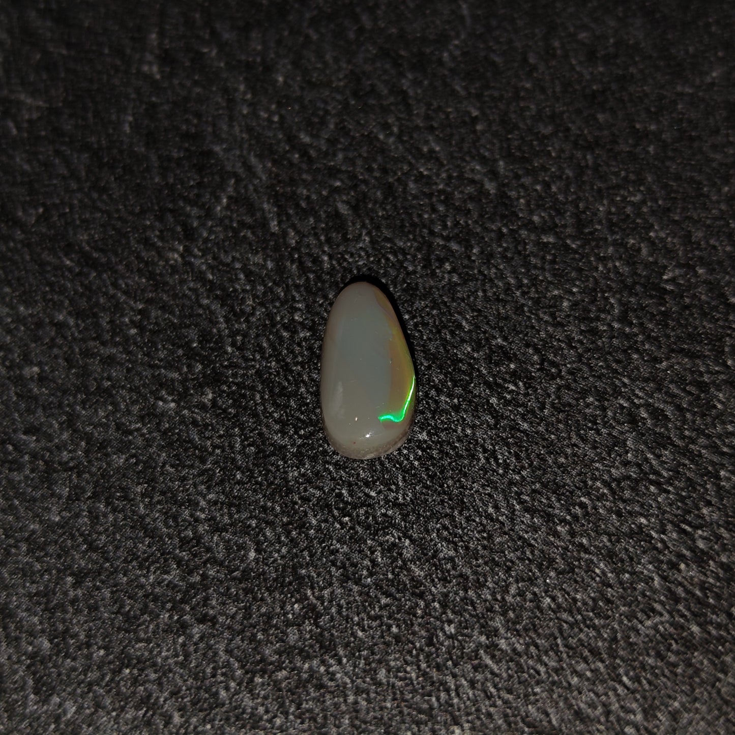 Opale semi-noire Australienne 1,75ct (lettre V)