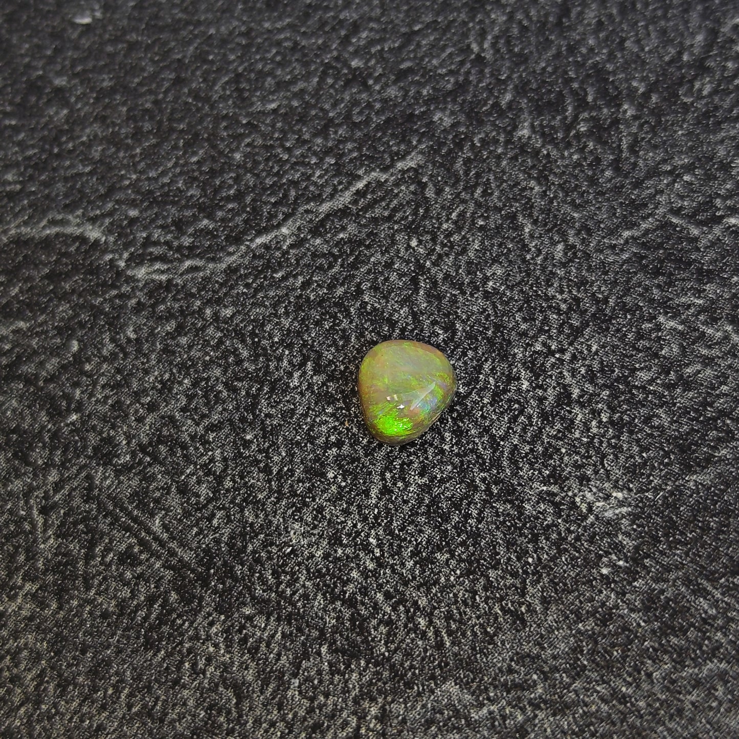 Opale semi-noire Australienne 0,7ct (réservée)