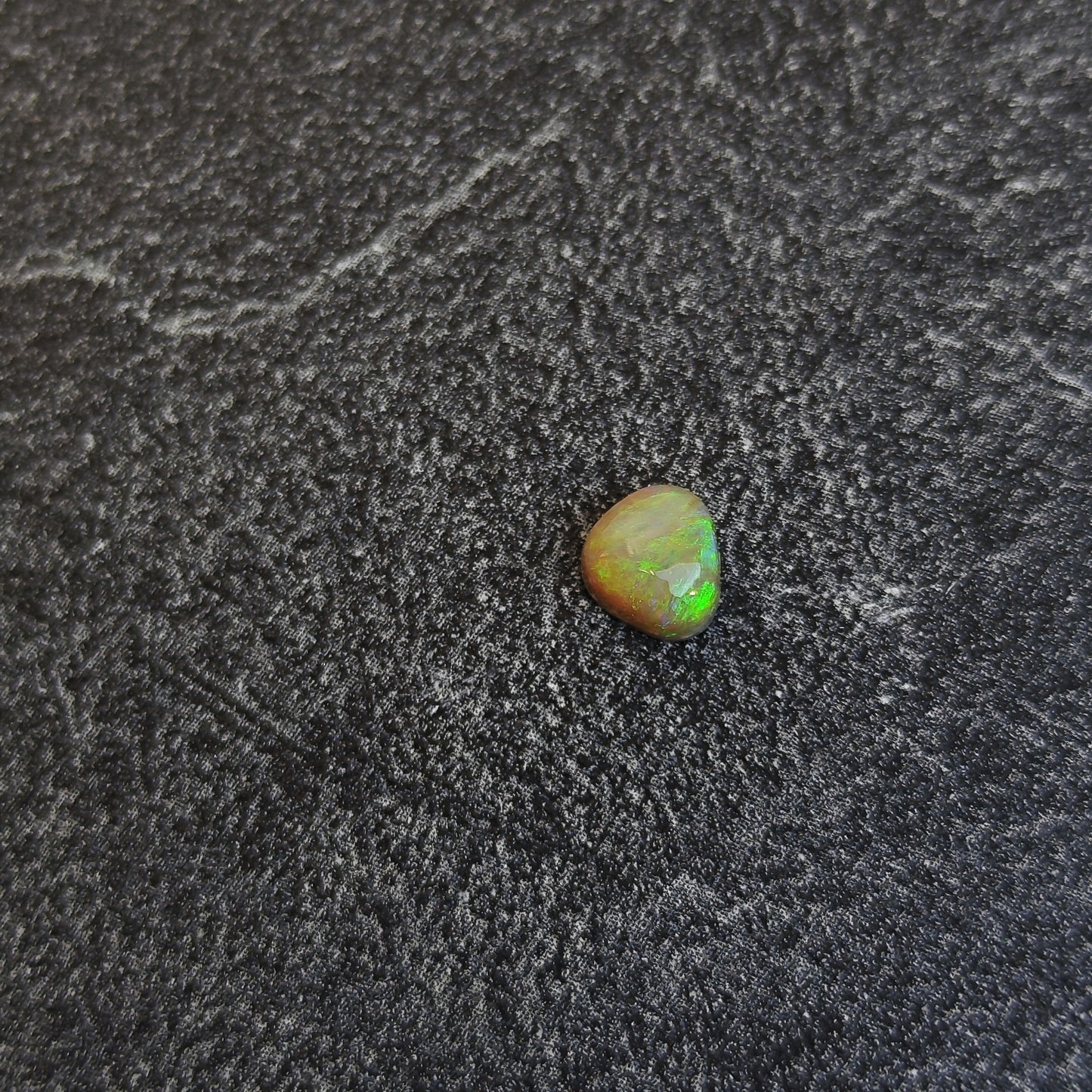 Opale semi-noire Australienne 0,7ct (réservée)
