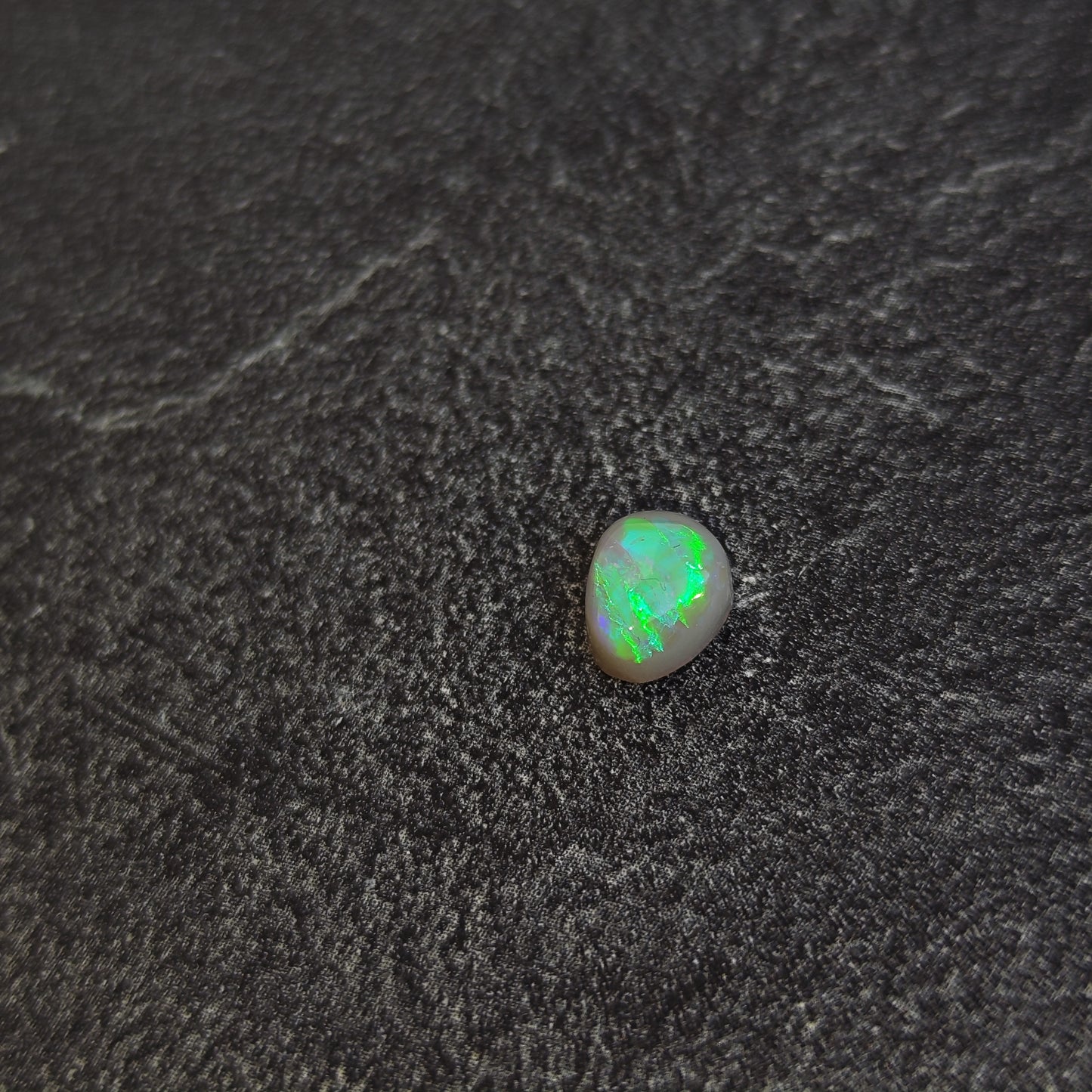 Opale semi-noire Australienne 1,15ct